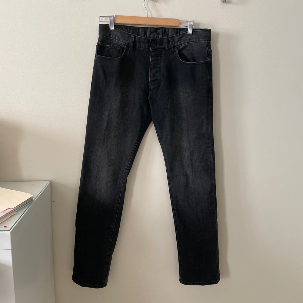Calvin Klein men’s slim straight low rise jeans